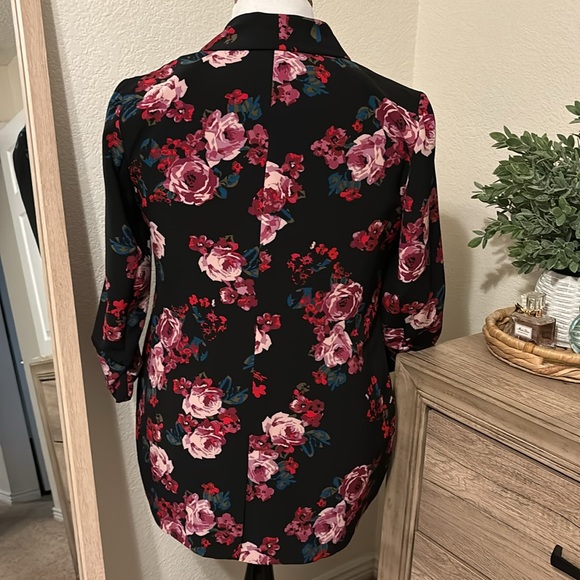 Dressy Floral Blazer 🌸 - Picture 4 of 6